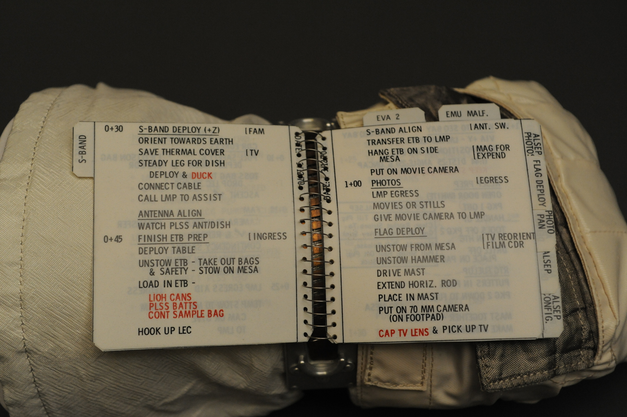 ump.di?e=D76B2C94E99FBC965D04FA211966154399D414D8DCDE36C2BFE28805E97759E3&s=9779661&se=1458993388&v=1&f=COL_OBJ_2014_032-0010_o2.jpg; 2014.032.1; Left hand glove from Apollo 13 spacesuit; Glove
